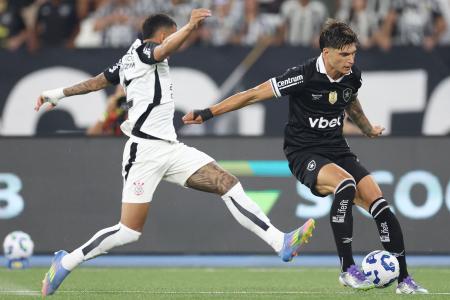 Montoro, Arthur Cabral e Joaquín Correa vibram com gol do Botafogo no Nilton Santos