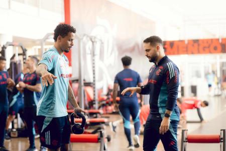 Allan deve ser novidade entre os titulares do Flamengo contra o Atlético