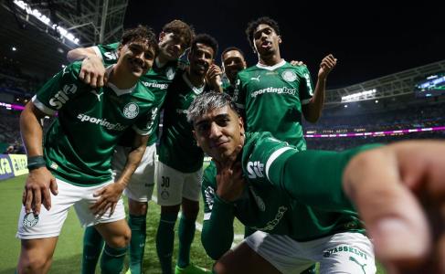 Facundo comemora com elenco gol marcado em Palmeiras x Grêmio