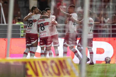 Jogadores do CRB comemoram gol em jogo da Série B