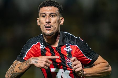Baralhas comemora gol do Vitória no Campeonato Brasileiro