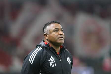 Roger Machado à beira do campo durante o empate entre Inter e Vasco