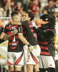 Jogadores do Flamengo comemoram gol sobre o Atlético, pelo Brasileirão