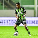 Volante revelado pelo América tem contrato renovado, mas será cedido ao Palmeiras