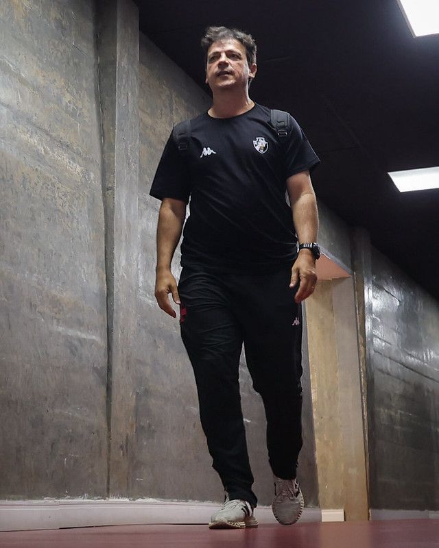 Satisfeito? Diniz analisa desempenho do Vasco em sequência sem vitórias
