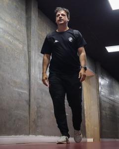 Fernando Diniz está contente com o rendimento do Vasco