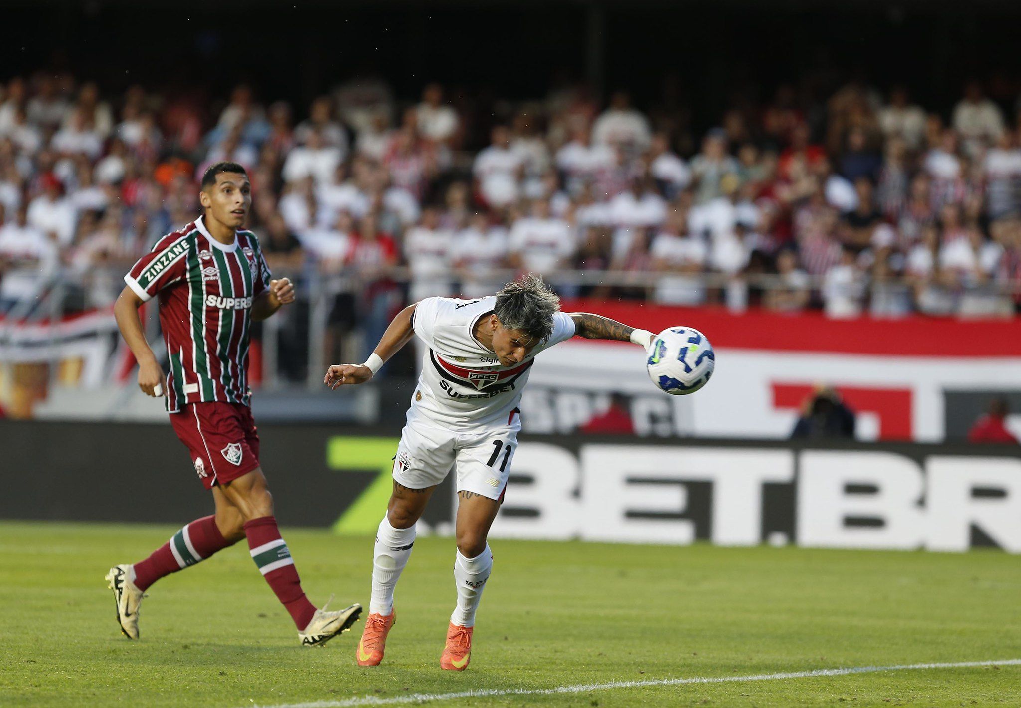 Dupla do São Paulo recebe terceiro amarelo e vira desfalque contra Internacional