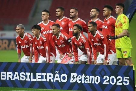 Time do Inter perfilado antes de jogo do Brasileirão