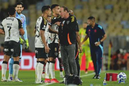 Cuca orienta jogadores do Atlético durante duelo com Flamengo