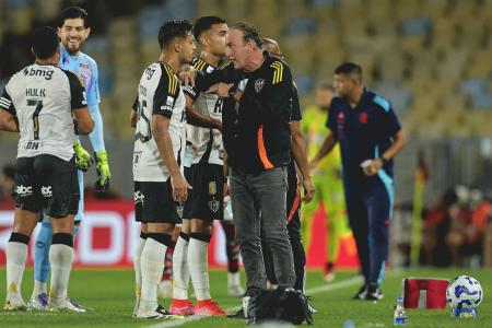 Cuca orienta jogadores do Atlético durante duelo com Flamengo