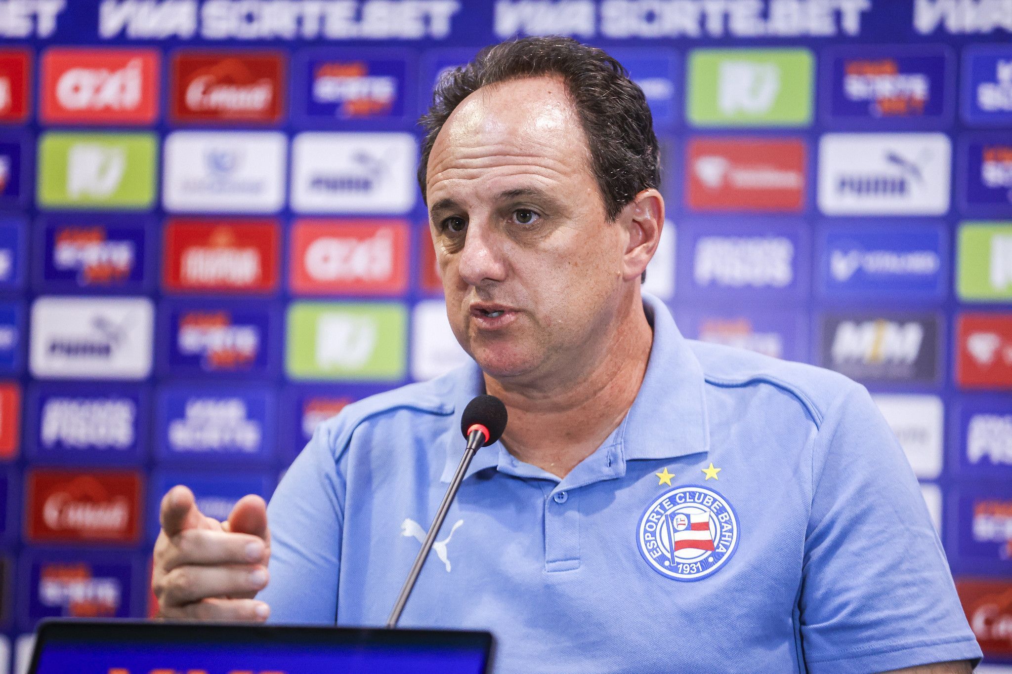 A pedido de Rogério Ceni, Bahia busca contratação de atacante