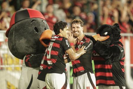 Pedro, Léo Ortiz e Léo Pereira comemoram vitória do Flamengo sobre o Atlético no Campeonato Brasileiro