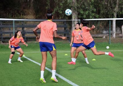 Jogadores do Brasil durante preparação para jogo contra o Uruguai
