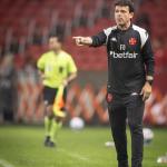 Diniz volta a ver Vasco com bom desempenho e questiona empate com o CSA
