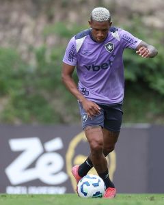 Danilo durante treino do Botafogo