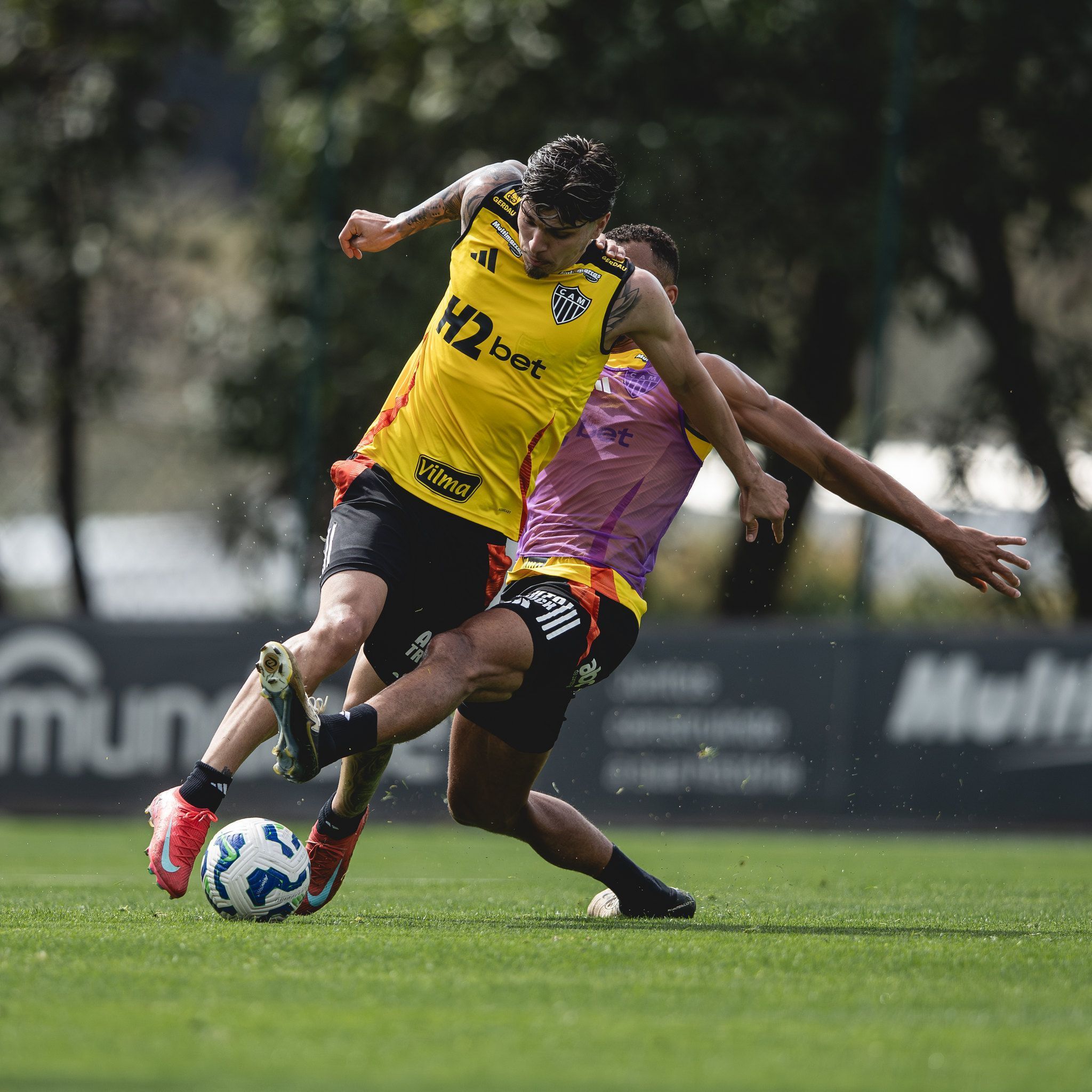 Lesão no tornozelo tira atacante do Atlético de partida contra o Flamengo