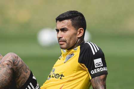 Dudu durante treino do Atlético na Cidade do Galo