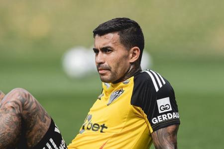Dudu durante treino do Atlético na Cidade do Galo