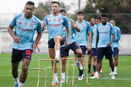 Alex Sandro, em primeiro plano, pode retornar aos jogos do Flamengo contra o Atlético