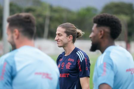 Filipe Luís, técnico do Flamengo, entre Saúl Ñíguez e Emerson Royal