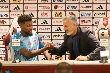 Emerson Royal (esq) e José Boto (dir) em apresentação na Gávea