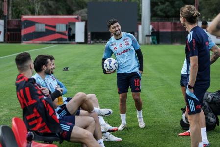 Giorgian De Arrascaeta e Filipe Luís durante treino do Flamengo