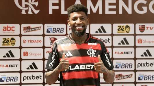 Emerson Royal foi apresentado nesta terça-feira (29) na Gávea