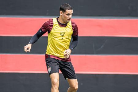 Zagueiro Neris, durante treino do Vitória