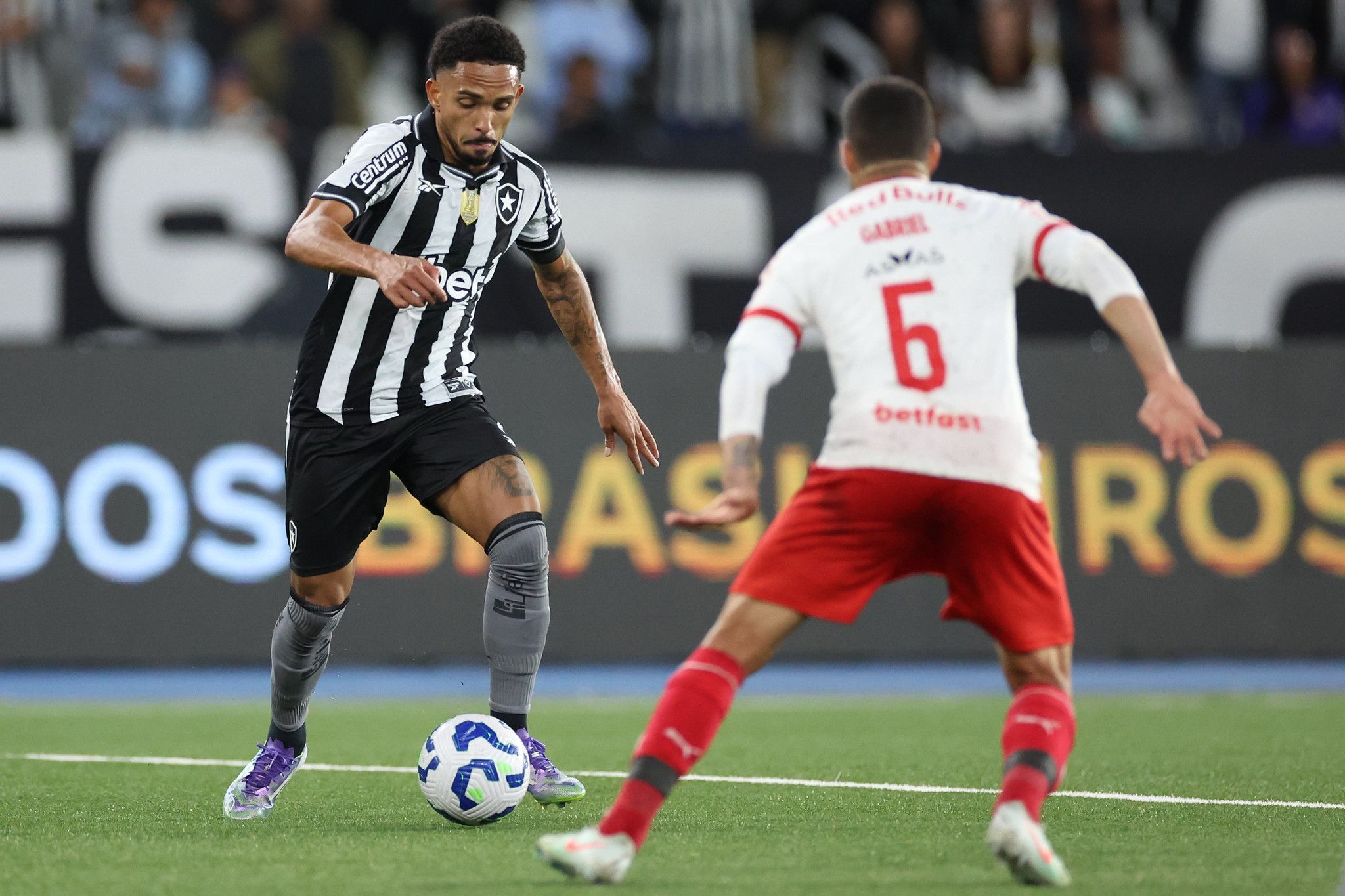 Botafogo recebe o Bragantino a fim de encerrar série sem vitórias no Nilton Santos
