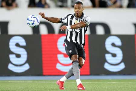 Botafogo x Bragantino: Marlon Freitas, capitão do Glorioso, na chegada ao Nilton Santos em jogo da Copa do Brasil