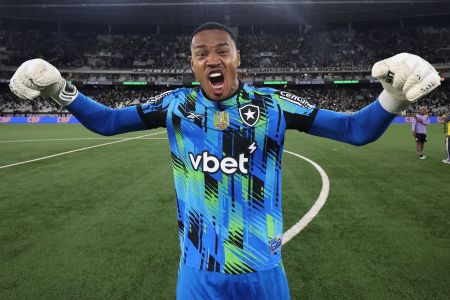 John, goleiro e titular do Botafogo, tem negociação avançada com o West Ham, da Inglaterra