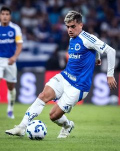 Fagner em ação pelo Cruzeiro em jogo contra o CRB, pela Copa do Brasil