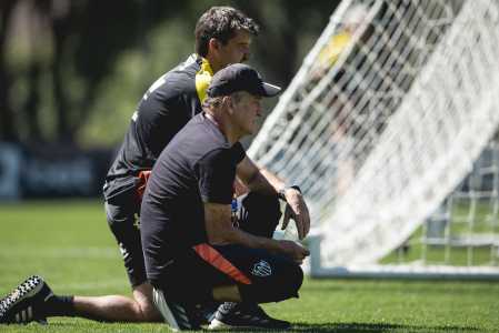Técnico Cuca durante atividade na Cidade do Galo