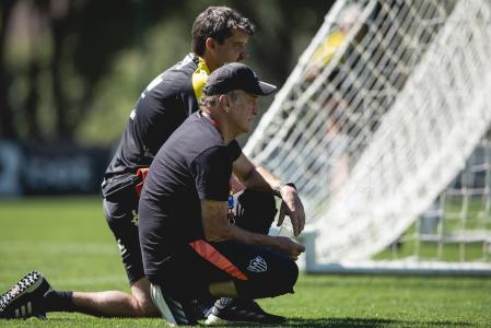Técnico Cuca durante atividade na Cidade do Galo