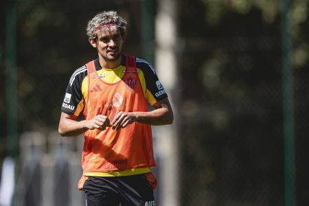 Gustavo Scarpa durante atividade na Cidade do Galo