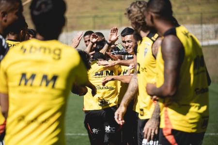 Jogadores do Atlético celebram chegada de volante Alexsander com o famoso 'trote'