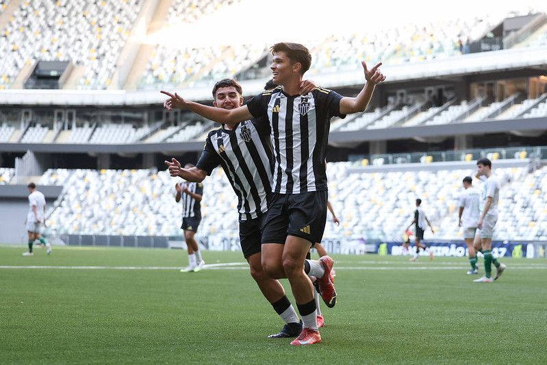 Artilheiro da base do Atlético assina contrato profissional com multa de R$ 385 milhões