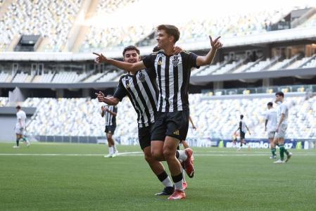 Jonatas comemorando gol pelo Atlético Sub-17 na Arena MRV