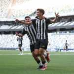 Artilheiro da base do Atlético assina contrato profissional com multa de R$ 385 milhões
