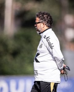 Cléber Xavier vive momento de instabilidade no comando do Santos
