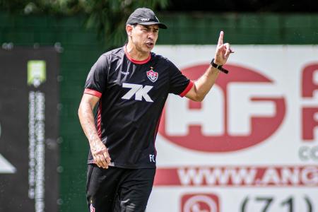 Fábio Carille, técnico do Vitória, durante treino