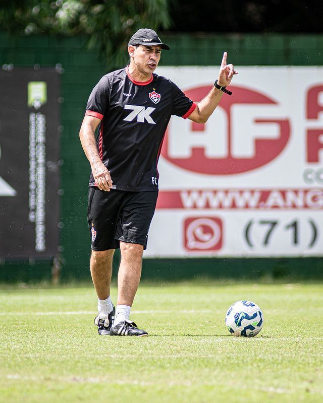 Escalação do Vitória: Carille tem retorno de titular para enfrentar Palmeiras