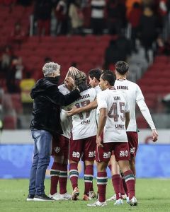 Renato comemora a vitória do Fluminense ao lado dos jogadores no Beira-Rio