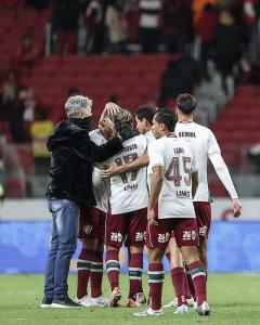 Renato comemora a vitória do Fluminense ao lado dos jogadores no Beira-Rio