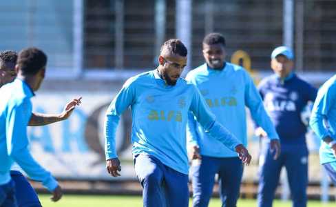 Grêmio treina para encarar o Fluminense