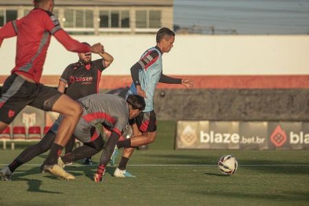 Elenco do Atlético-GO durante treino