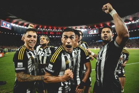 Cuello e Hulk comemoram gol do Atlético no Maracanã, Rio de Janeiro