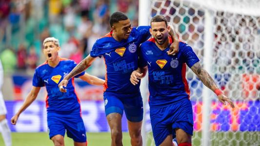 Jogadores do Bahia comemoram gol na Arena Fonte nova