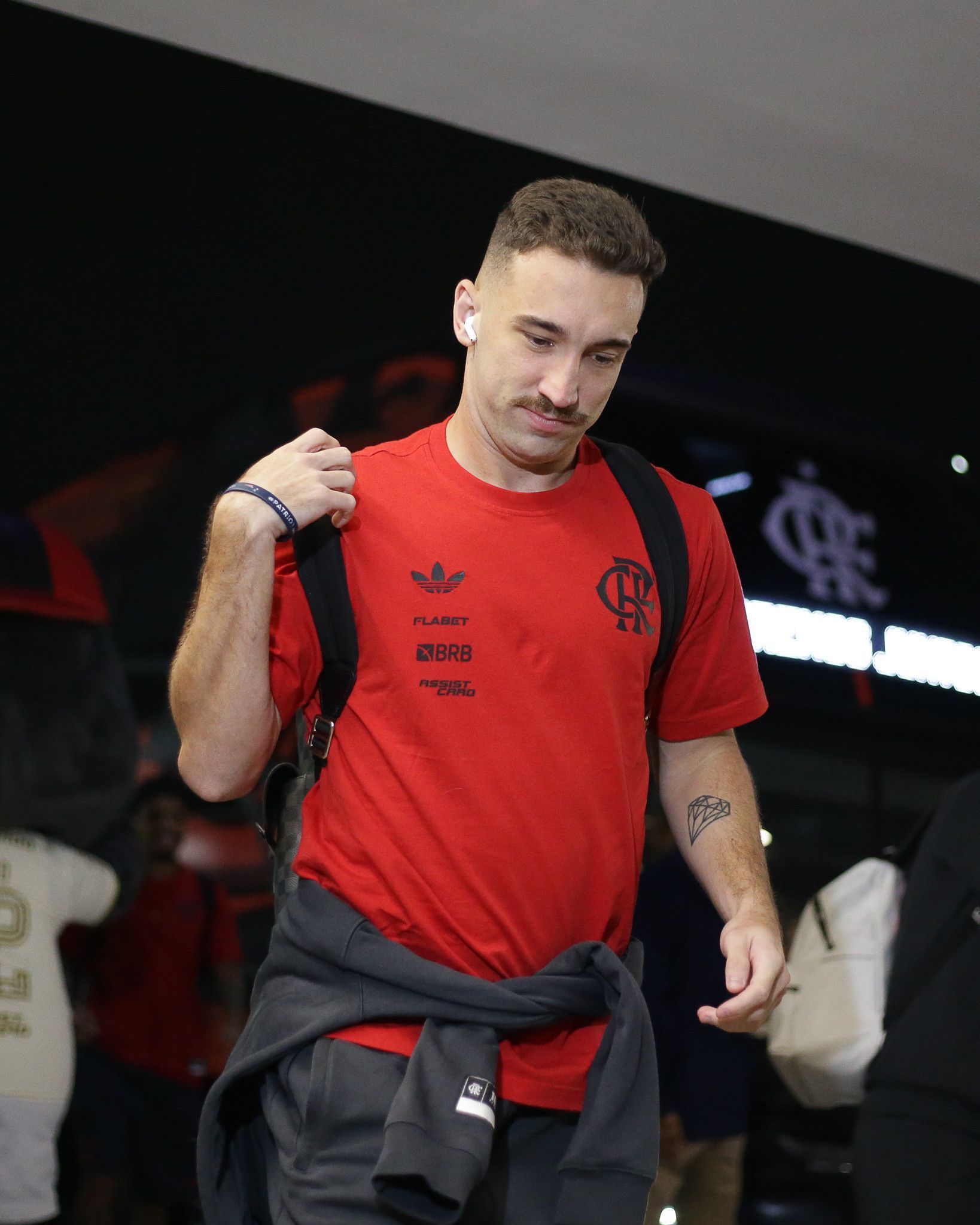 Alvo de clube europeu, Léo Ortiz responde sobre sequência no Flamengo