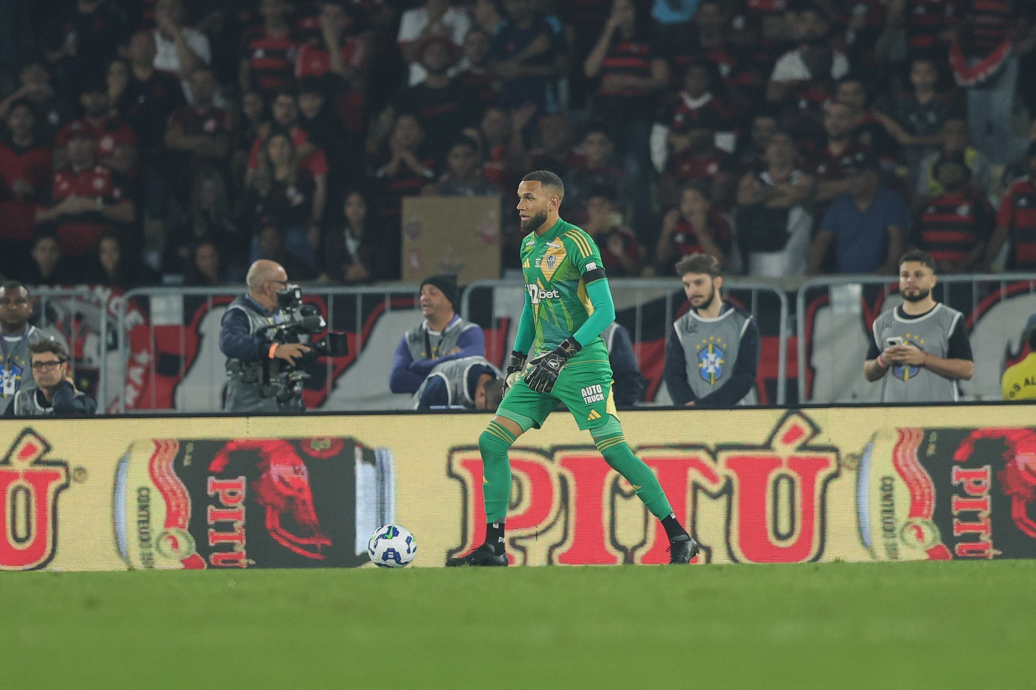 Everson comenta clima de rivalidade entre Atlético e Flamengo e manda recado